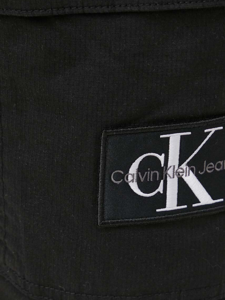 detail Calvin Klein pánske čierne šortky