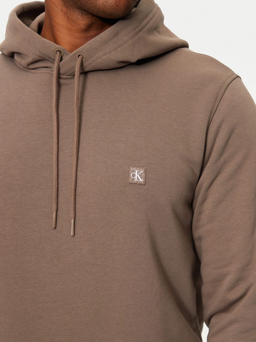 detail Calvin Klein pánska hnedá mikina