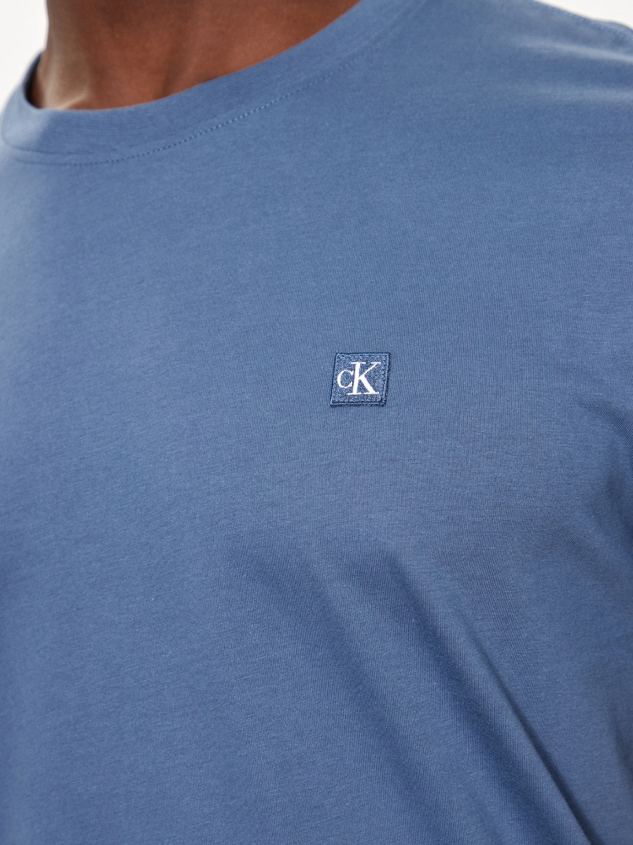 detail Calvin Klein pánske modré tričko