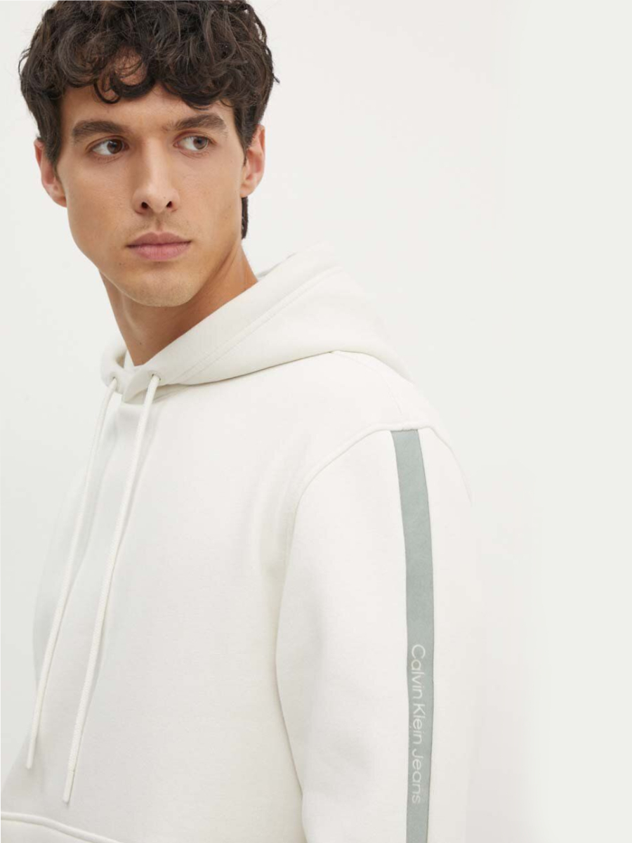 detail Calvin Klein pánska krémová mikina