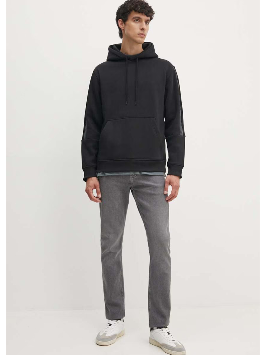 detail Calvin Klein pánska čierna mikina