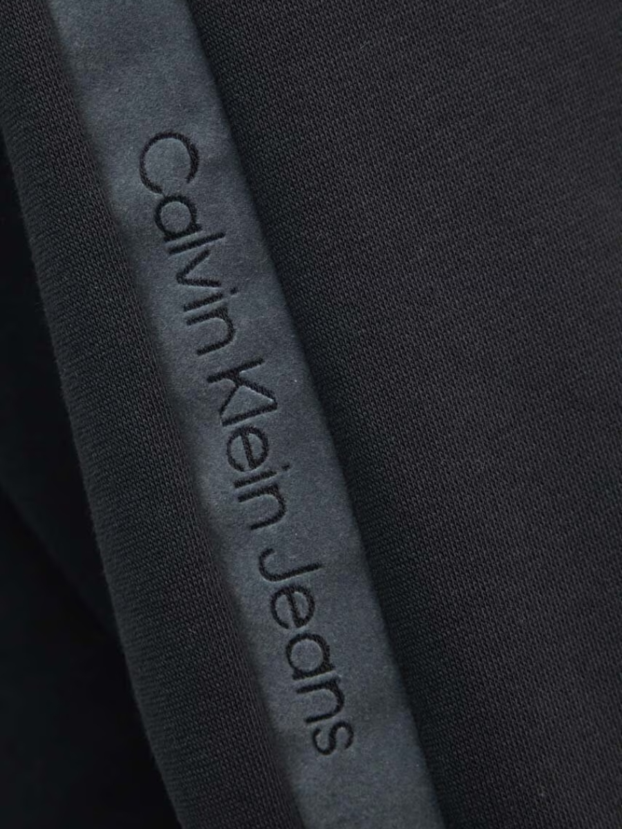 detail Calvin Klein pánska čierna mikina