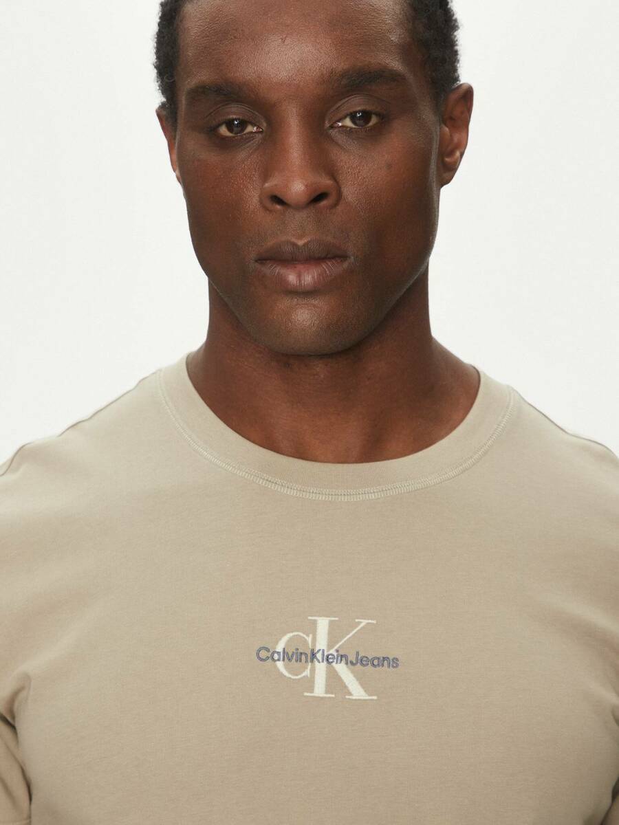 detail Calvin Klein pánske béžové tričko