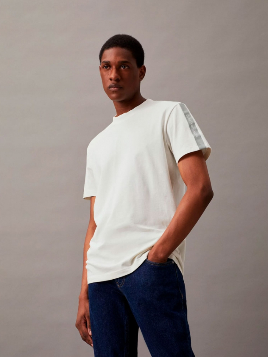 detail Calvin Klein pánske krémové tričko