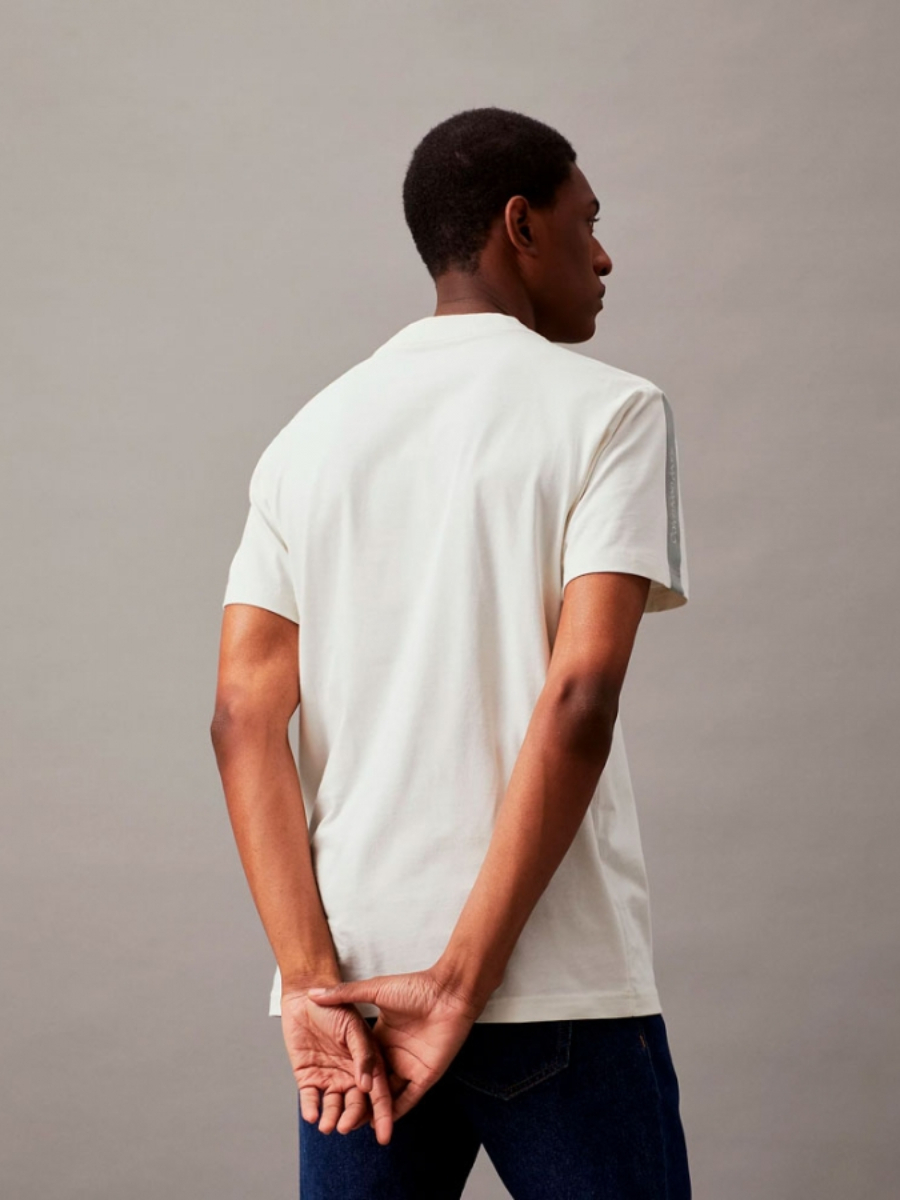 detail Calvin Klein pánske krémové tričko