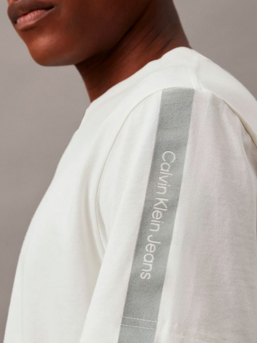 detail Calvin Klein pánske krémové tričko