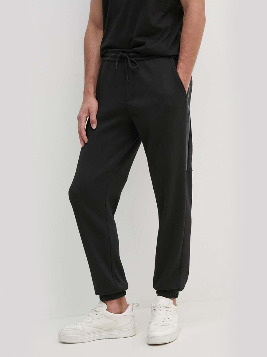 detail Calvin Klein pánske čierne tepláky 