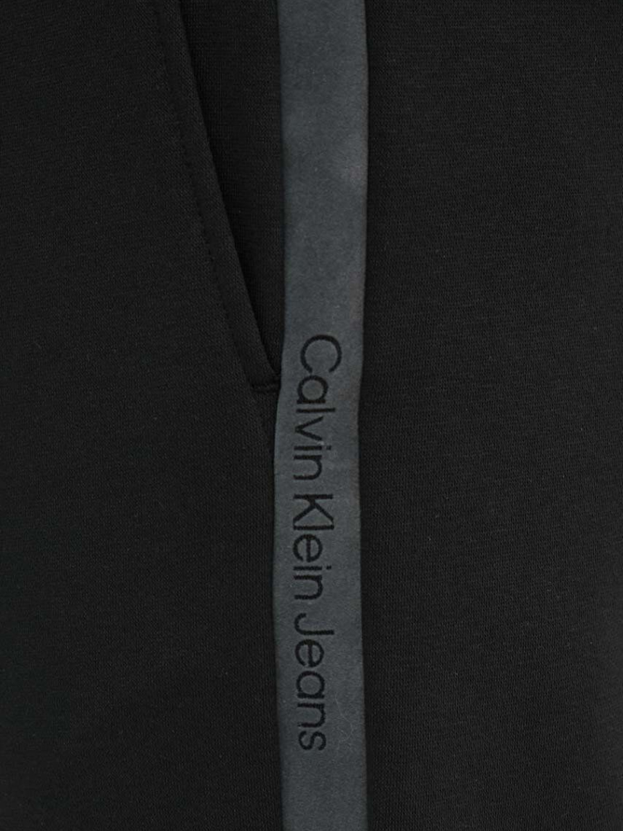 detail Calvin Klein pánske čierne tepláky 