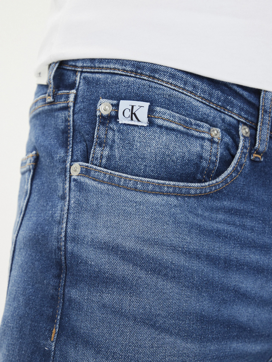 detail Calvin Klein pánske modré džínsy