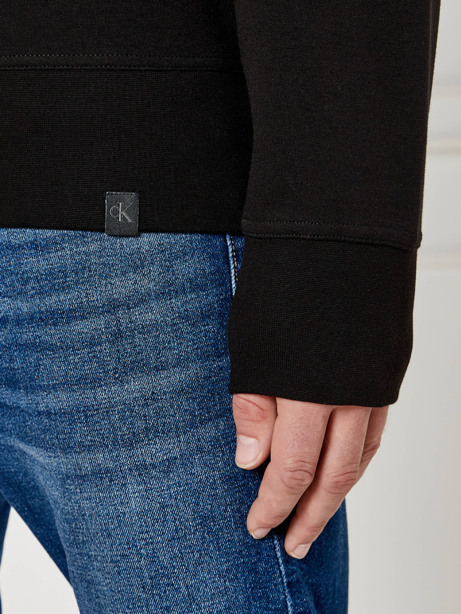 detail Calvin Klein pánska čierna mikina