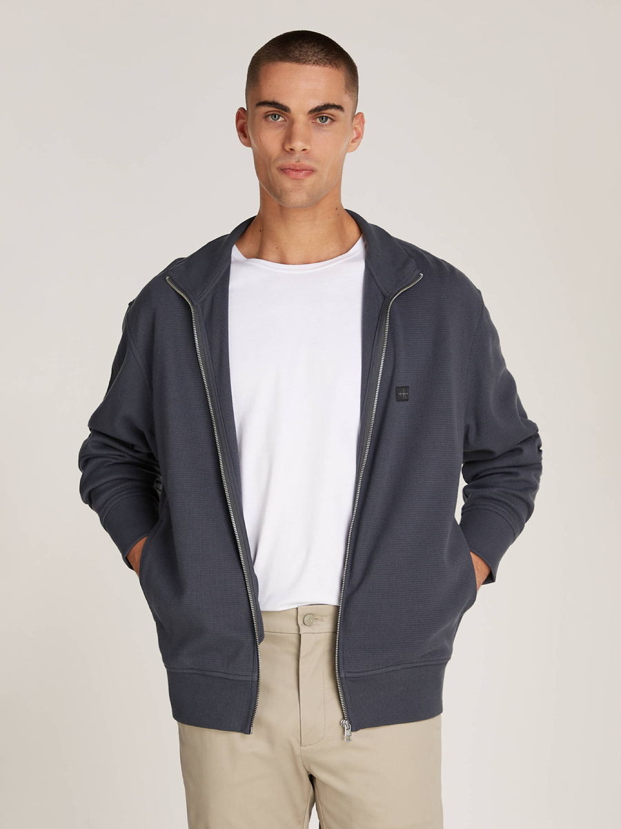 detail Calvin Klein pánska tmavo šedá mikina