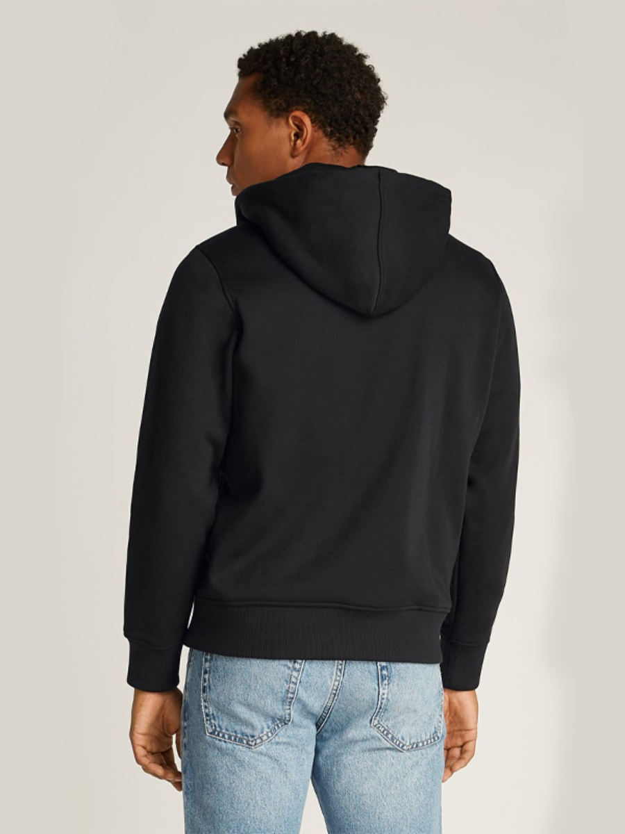 detail Calvin Klein pánska čierna mikina 