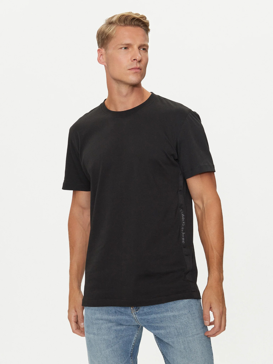 detail Calvin Klein pánske čierne tričko