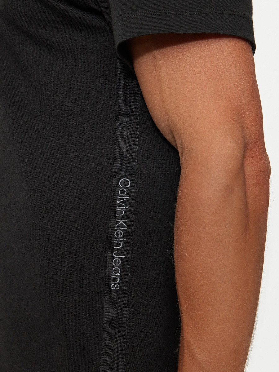 detail Calvin Klein pánske čierne tričko