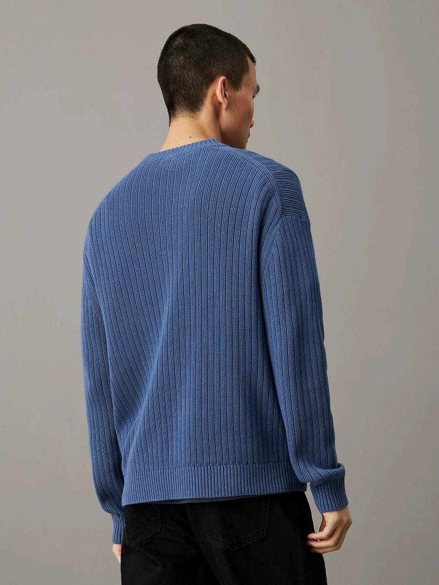 detail Calvin Klein pánsky modrý sveter