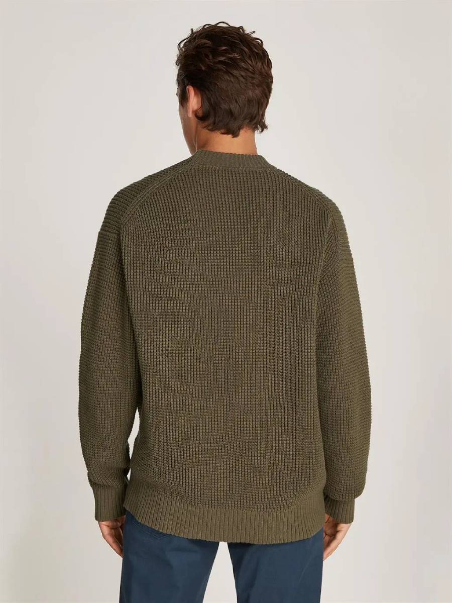 detail Calvin Klein pánsky khaki sveter