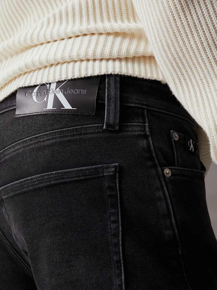 detail Calvin Klein pánske čierne džínsy