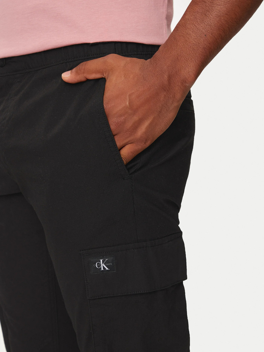 detail Calvin Klein pánske čierne cargo nohavice
