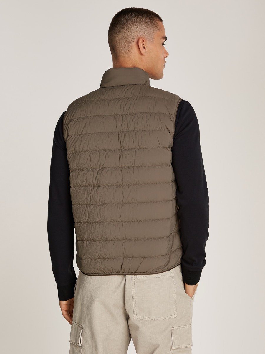detail Calvin Klein pánska hnedá vesta