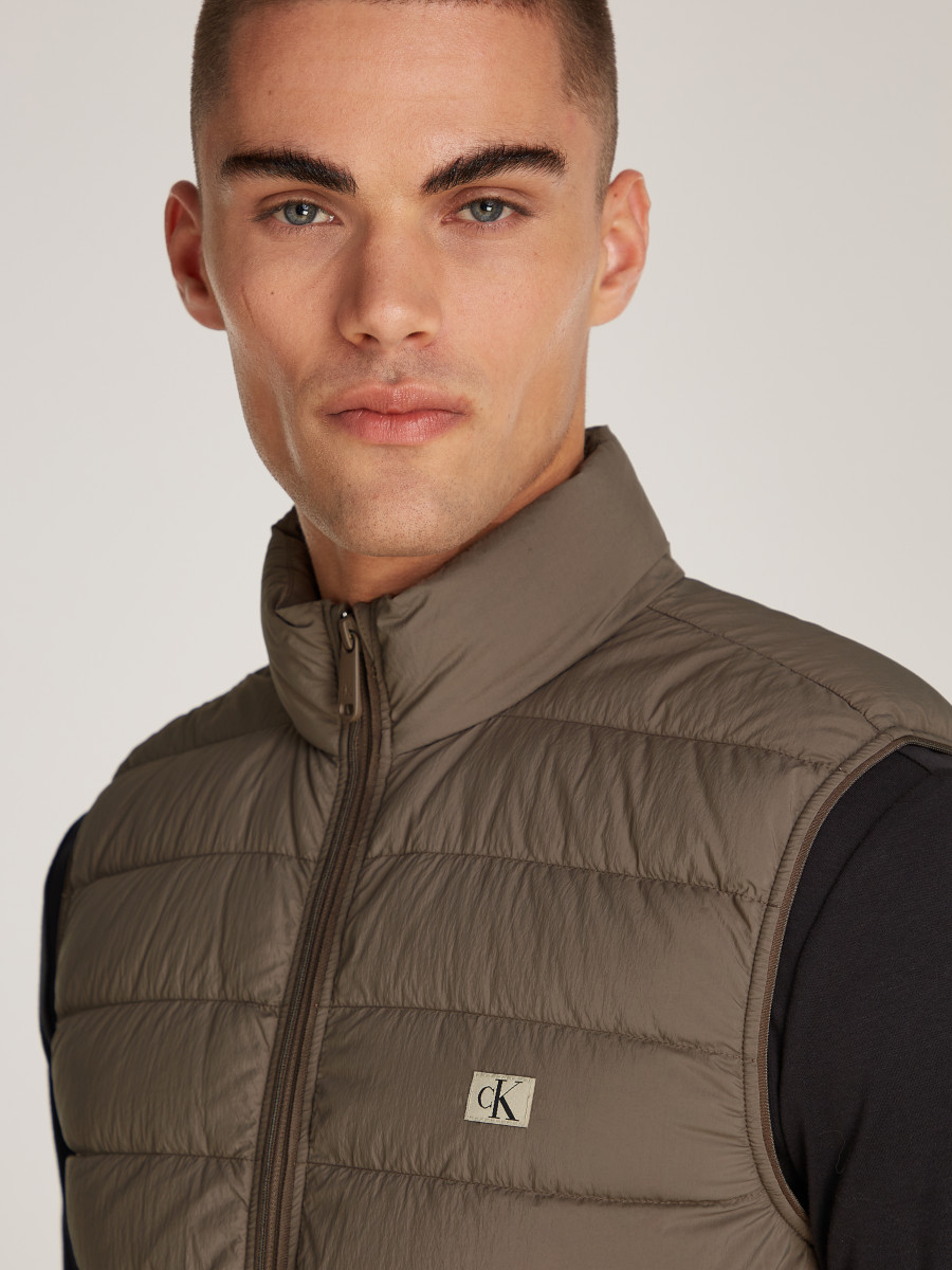detail Calvin Klein pánska hnedá vesta