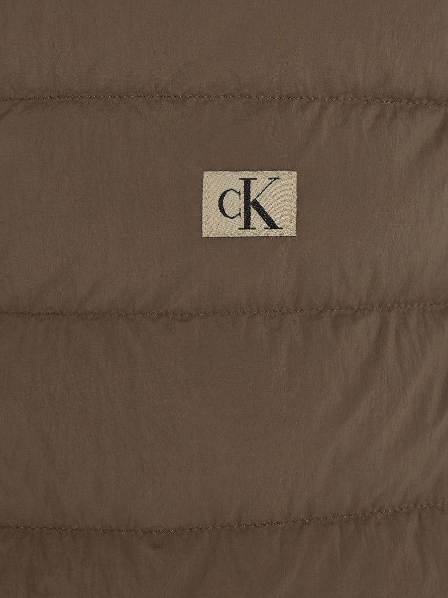 detail Calvin Klein pánska hnedá vesta