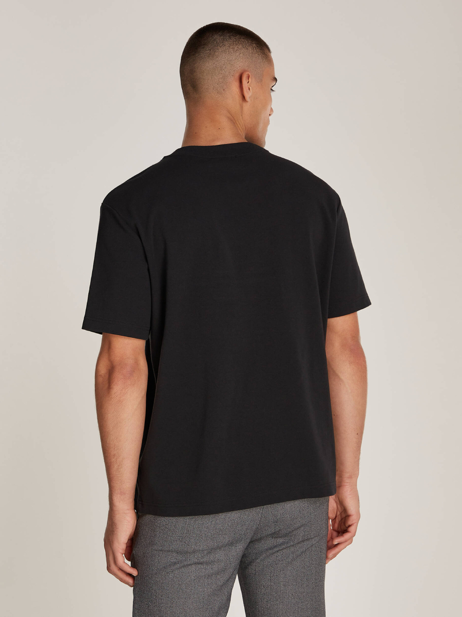 detail Calvin Klein pánske čierne tričko