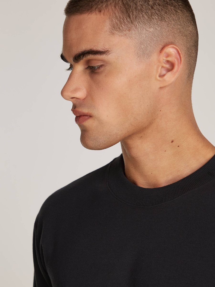 detail Calvin Klein pánske čierne tričko
