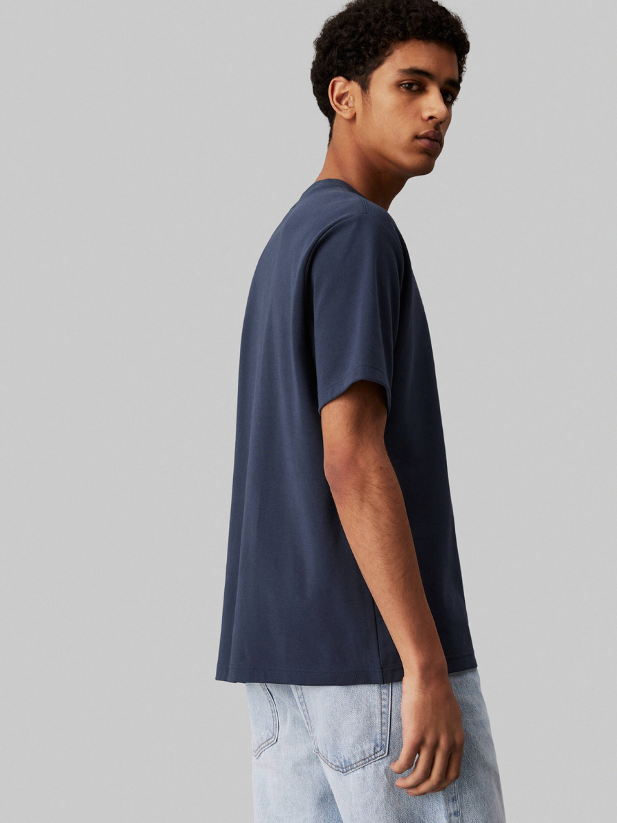 detail Calvin Klein pánske modré tričko