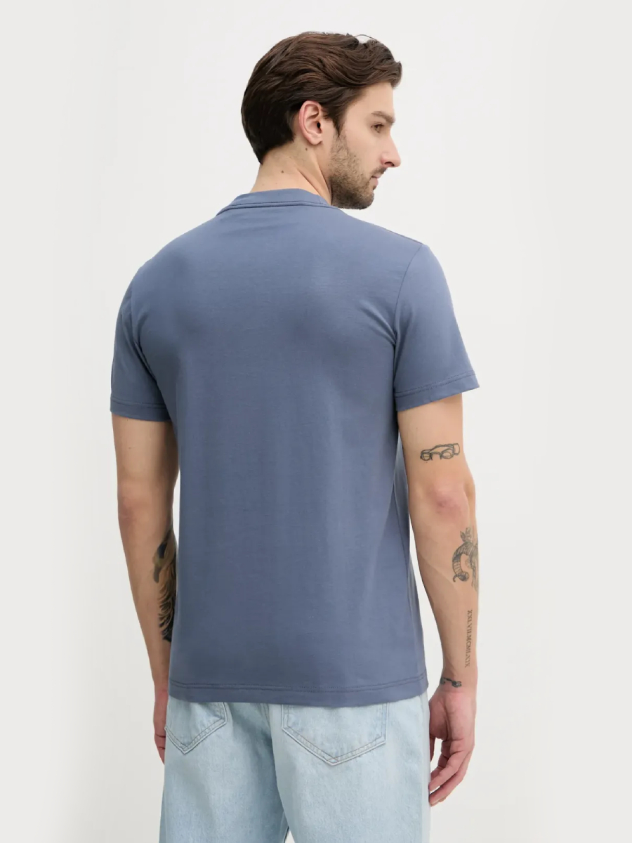 detail Calvin Klein pánske modré tričko