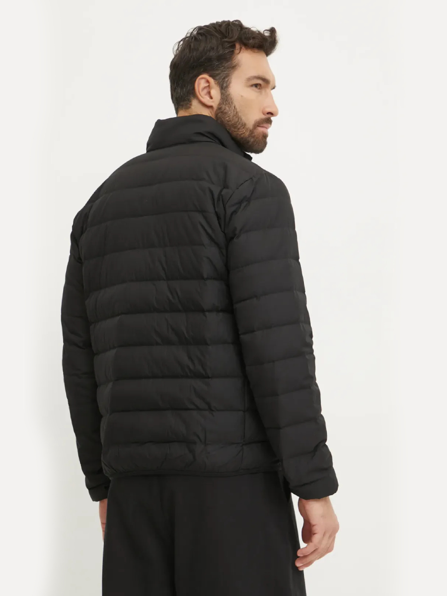 detail Calvin Klein pánska čierna bunda