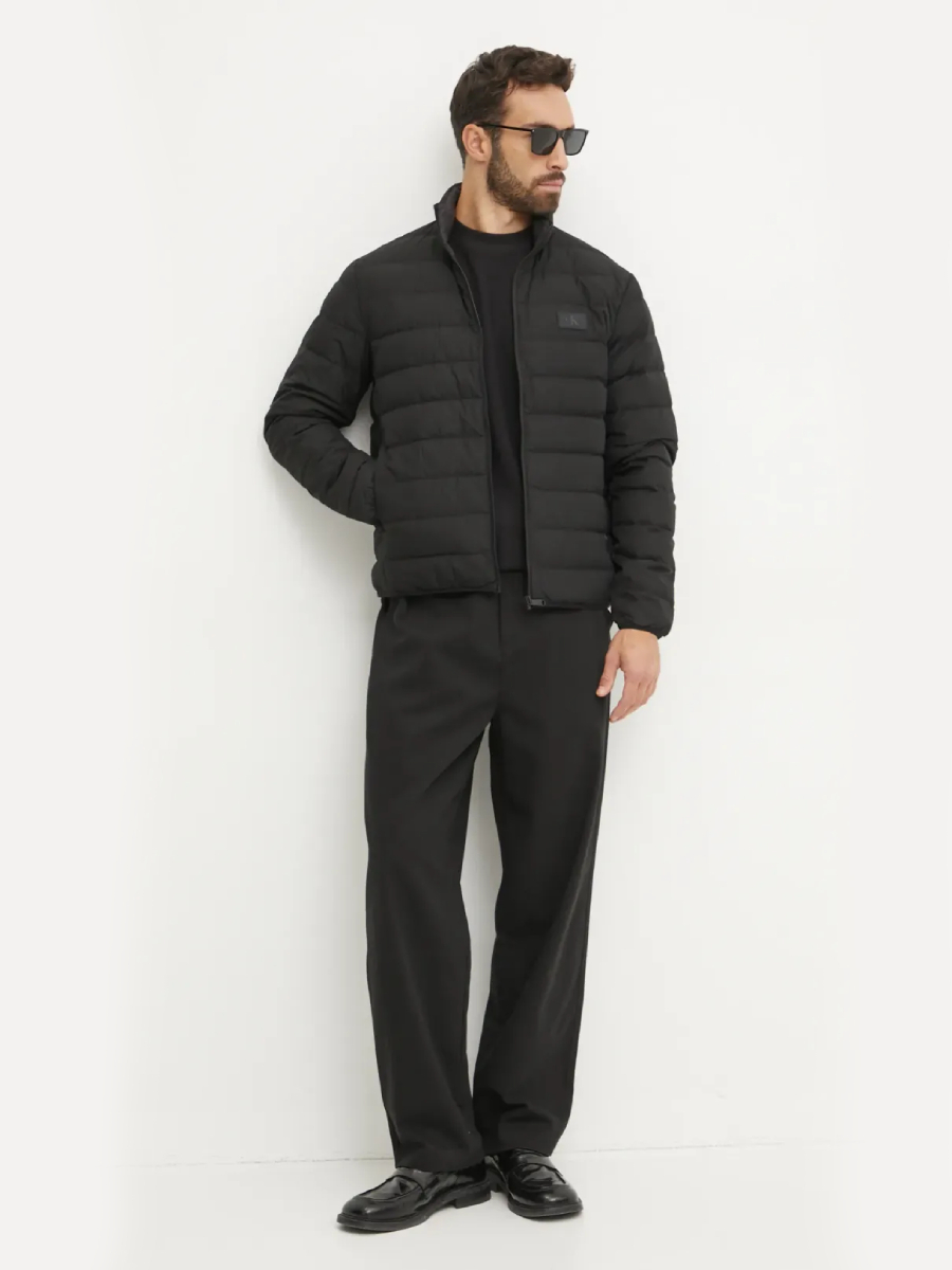 detail Calvin Klein pánska čierna bunda