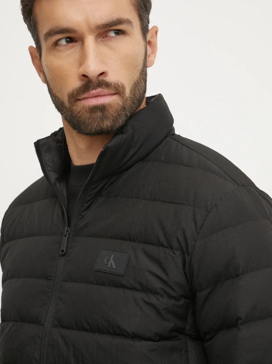 detail Calvin Klein pánska čierna bunda