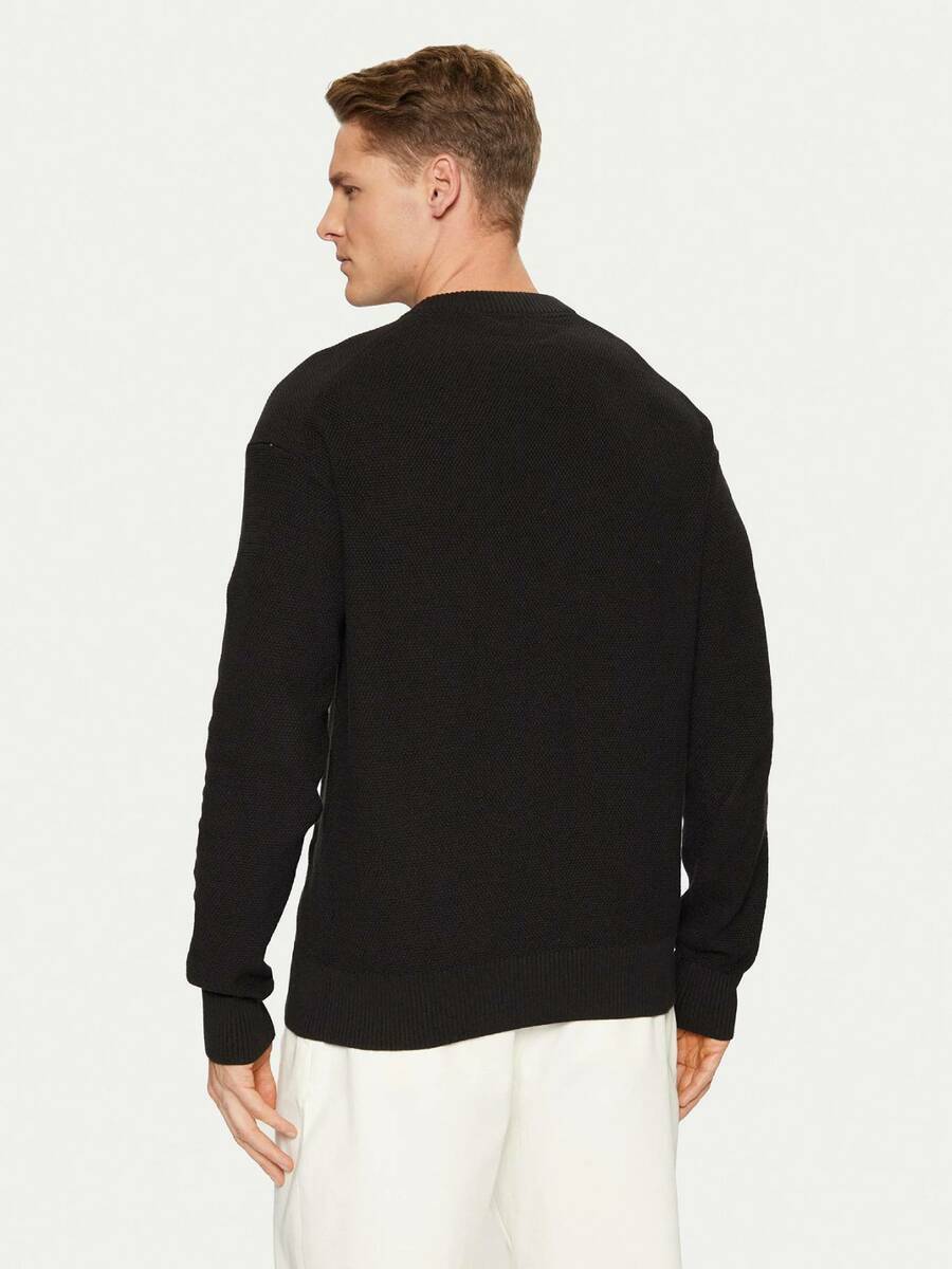 detail Calvin Klein pánsky čierny sveter