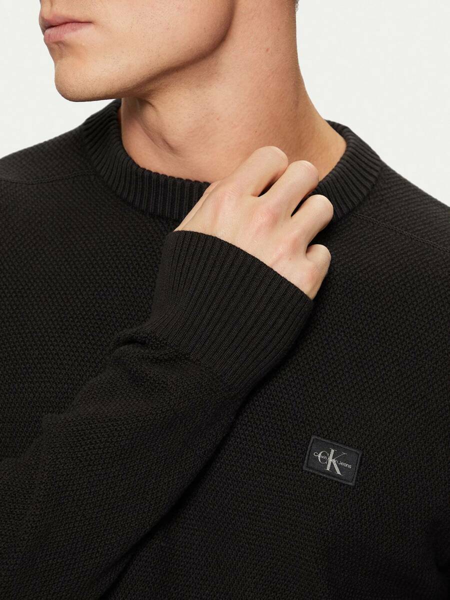 detail Calvin Klein pánsky čierny sveter