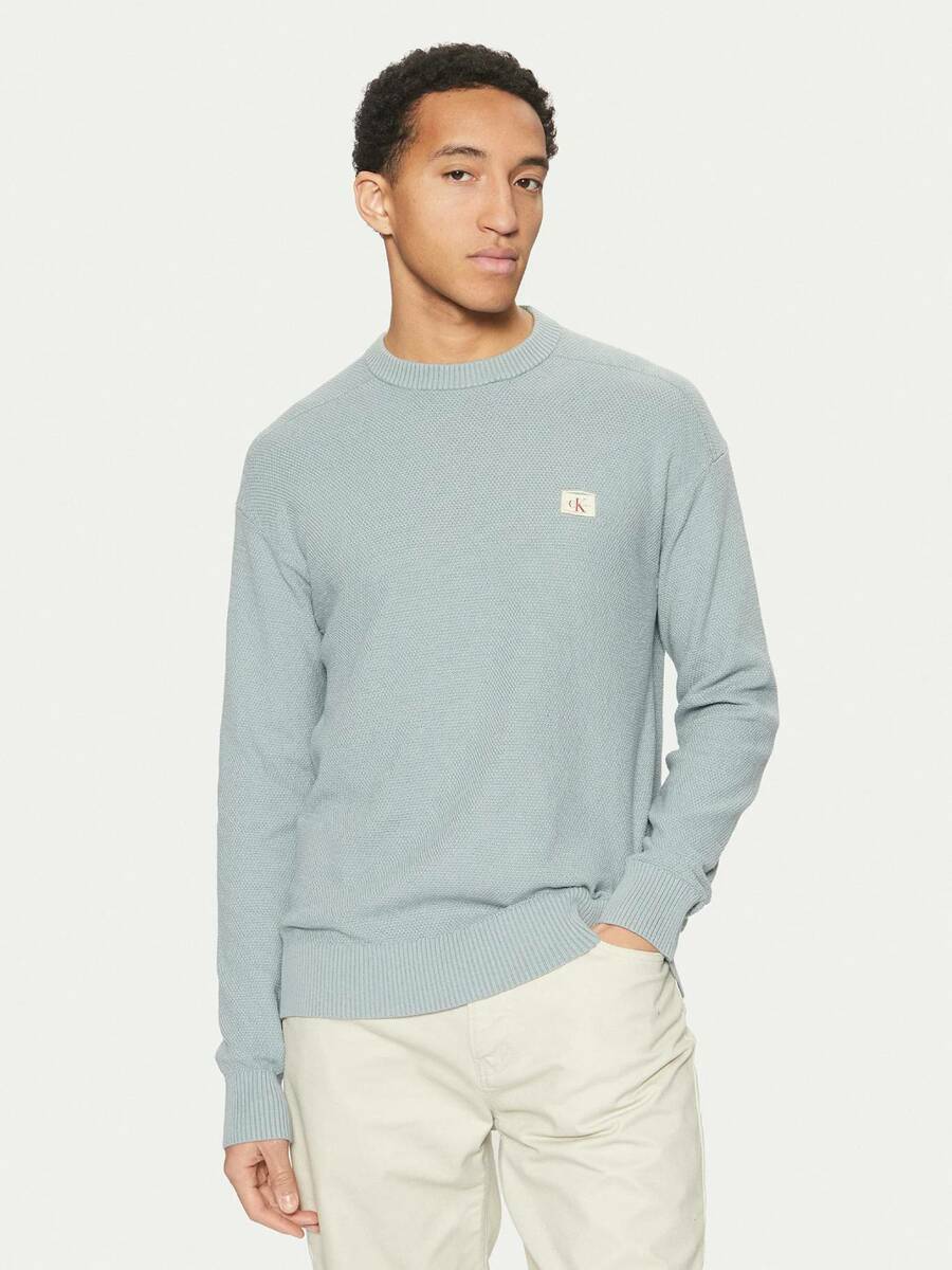 detail Calvin Klein pánsky modrý sveter