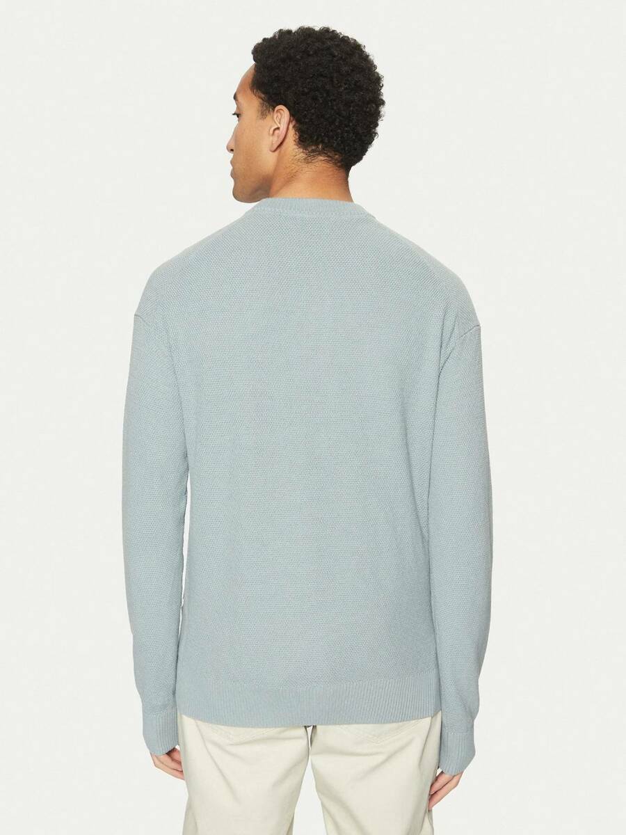 detail Calvin Klein pánsky modrý sveter