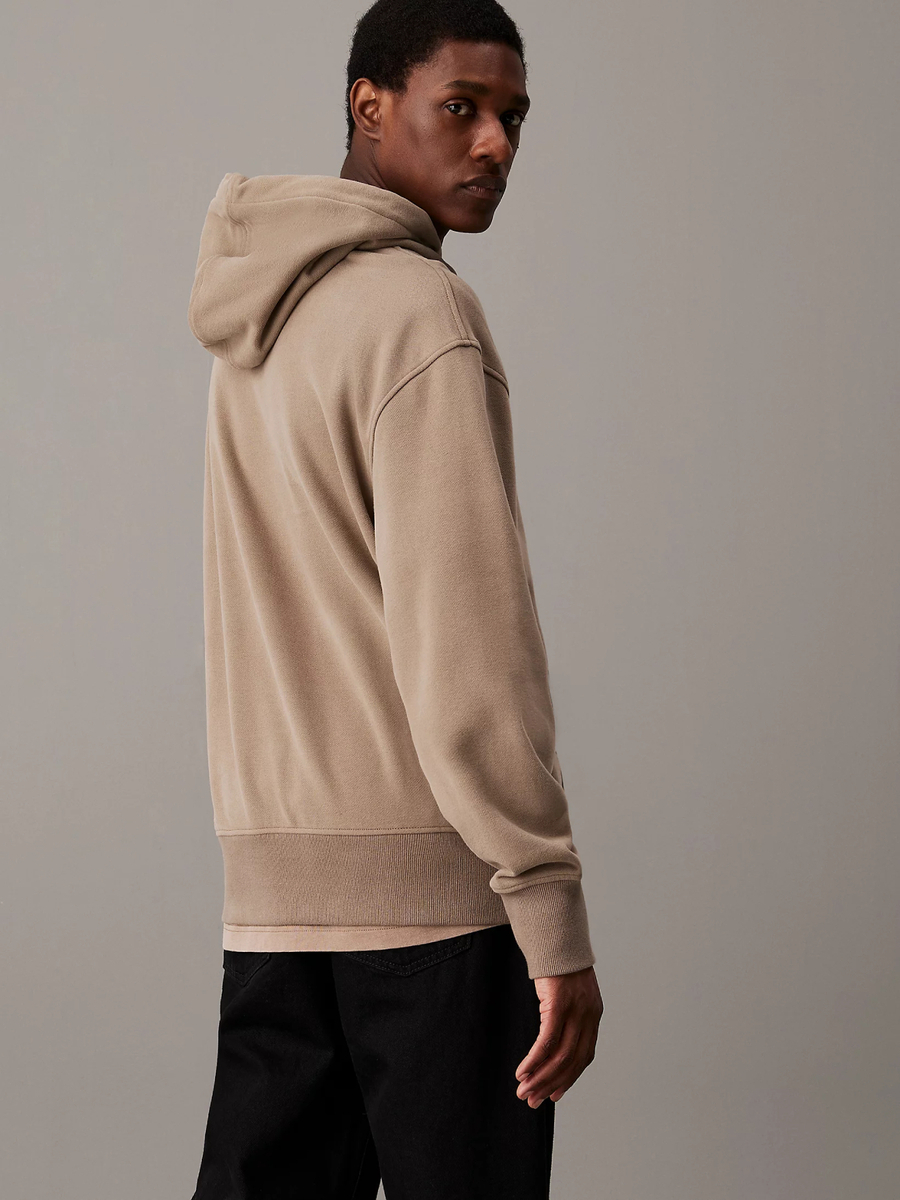 detail Calvin Klein pánska hnedá mikina