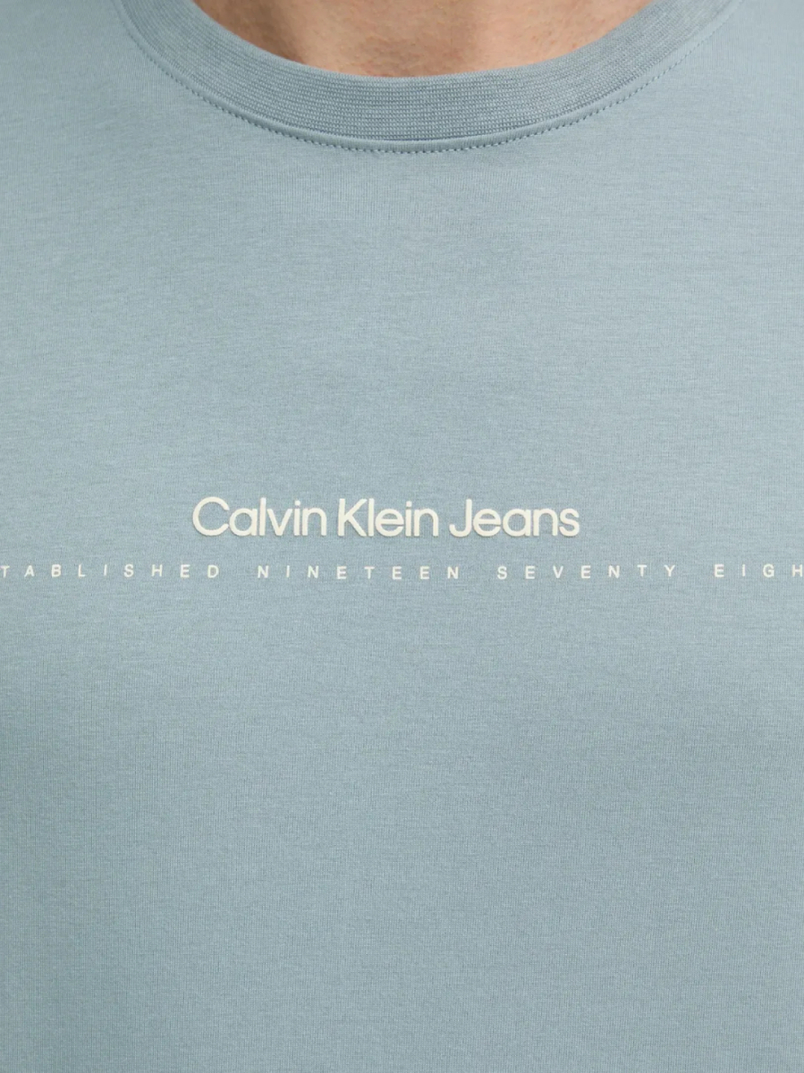 detail Calvin Klein pánske modré tričko