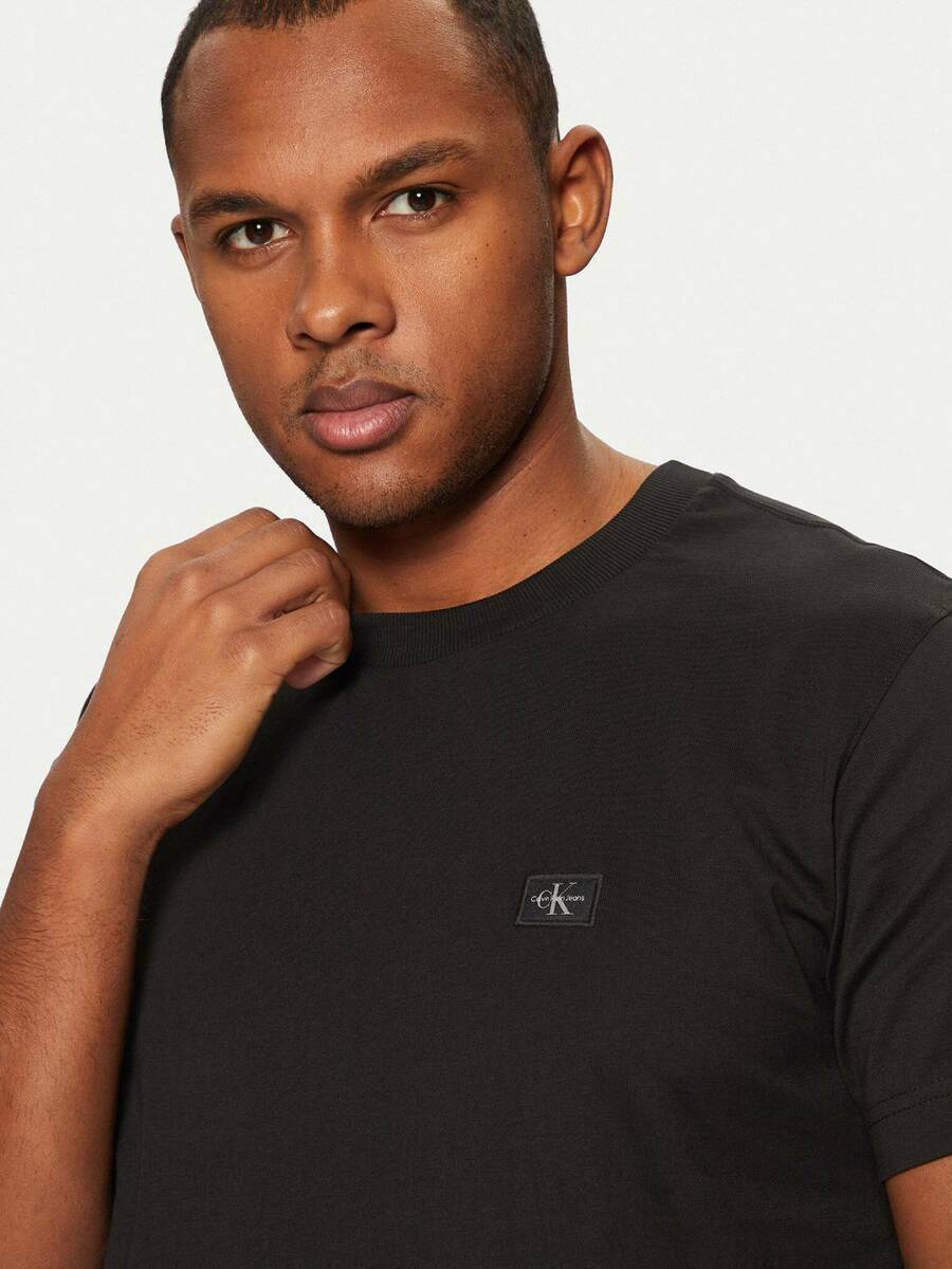 detail Calvin Klein pánske čierne tričko
