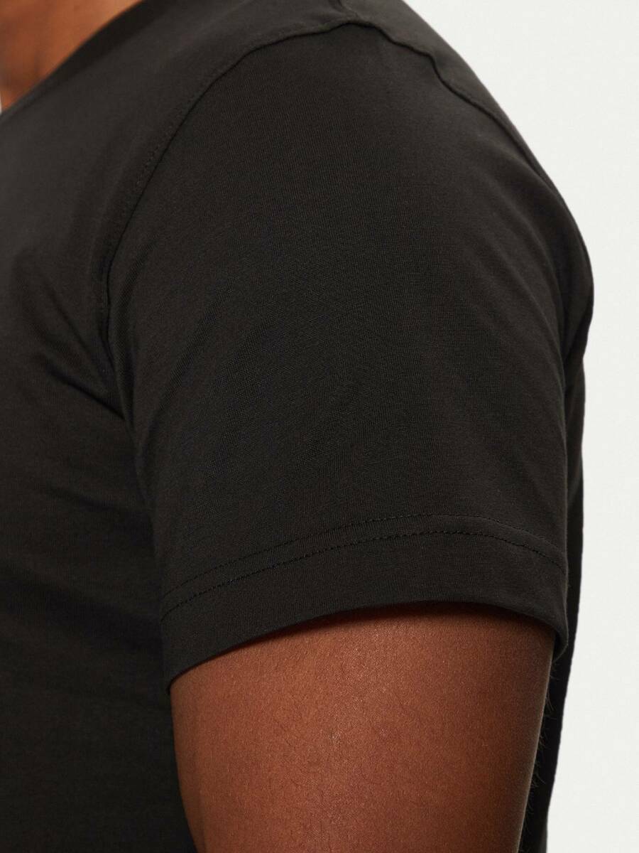 detail Calvin Klein pánske čierne tričko