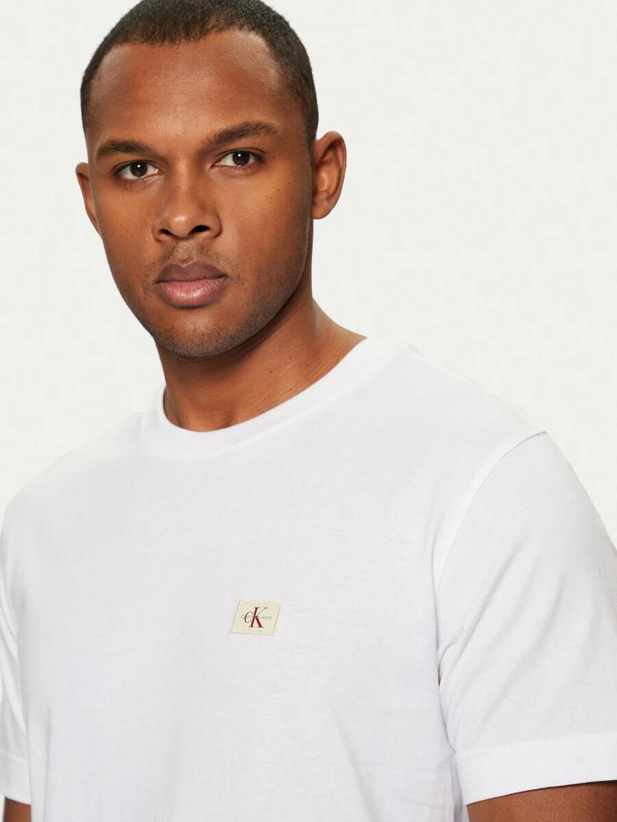 detail Calvin Klein pánske biele tričko