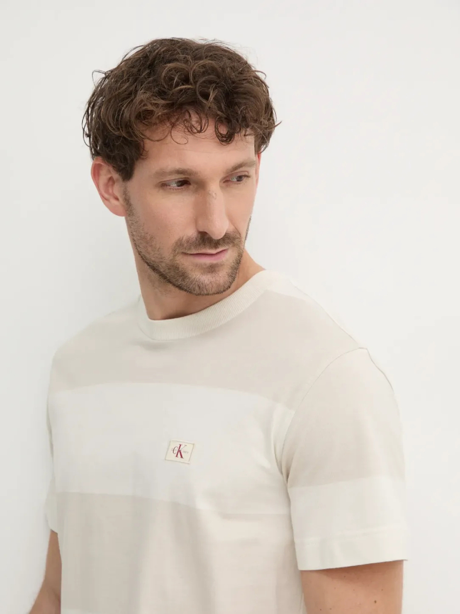 detail Calvin Klein pánske béžové tričko