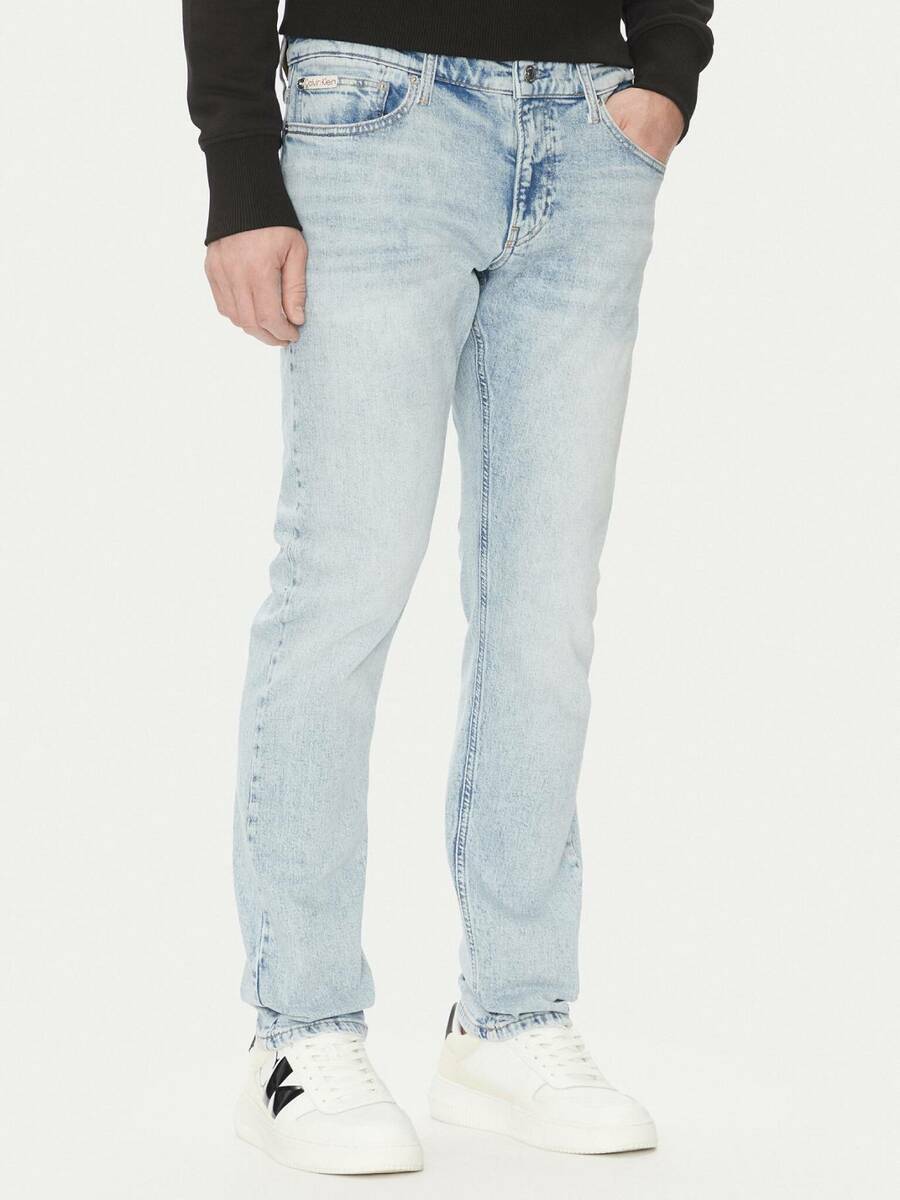 detail Calvin Klein pánske svetlo modré džínsy