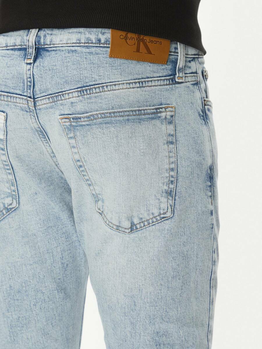 detail Calvin Klein pánske svetlo modré džínsy