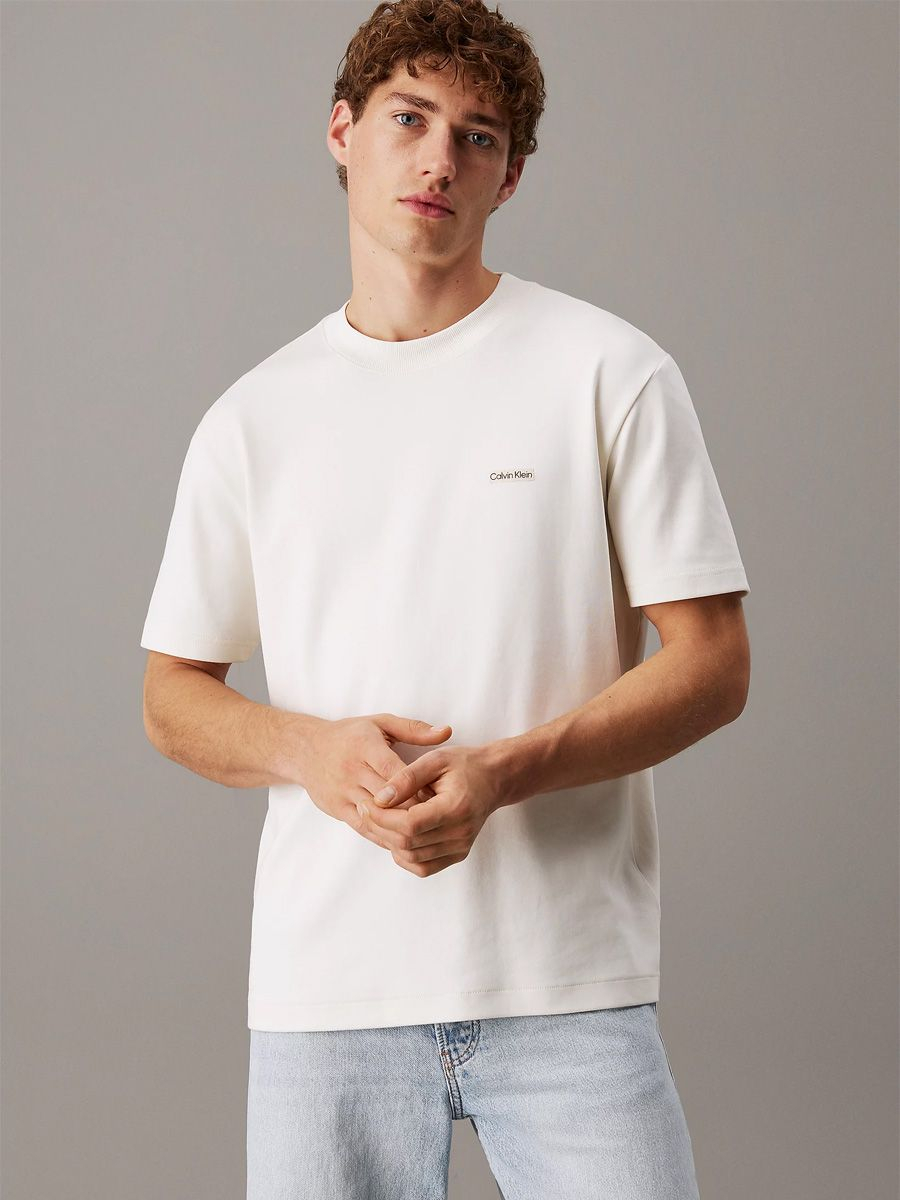 detail Calvin Klein pánske krémové tričko