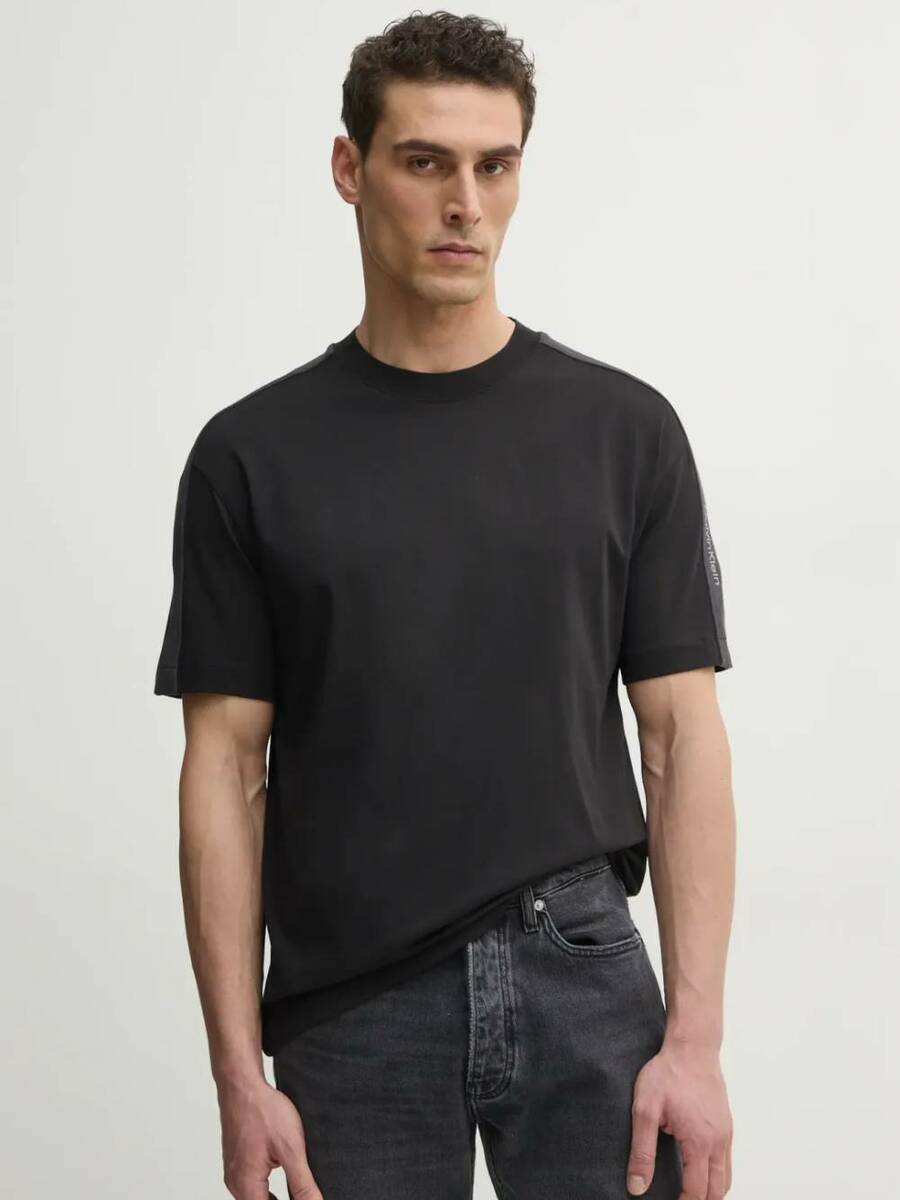 detail Calvin Klein pánske čierne tričko