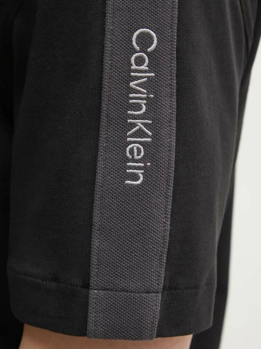 detail Calvin Klein pánske čierne tričko