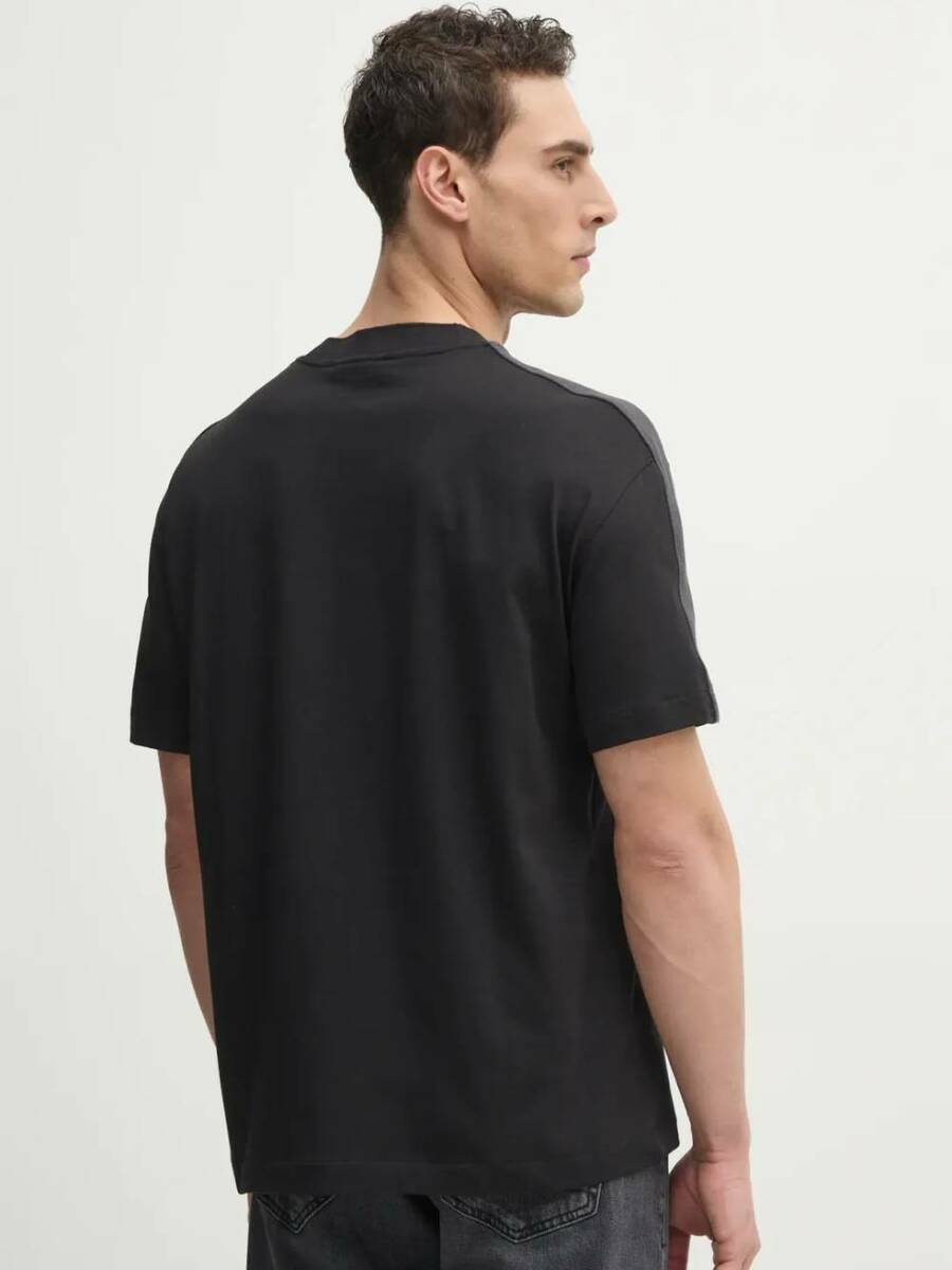 detail Calvin Klein pánske čierne tričko