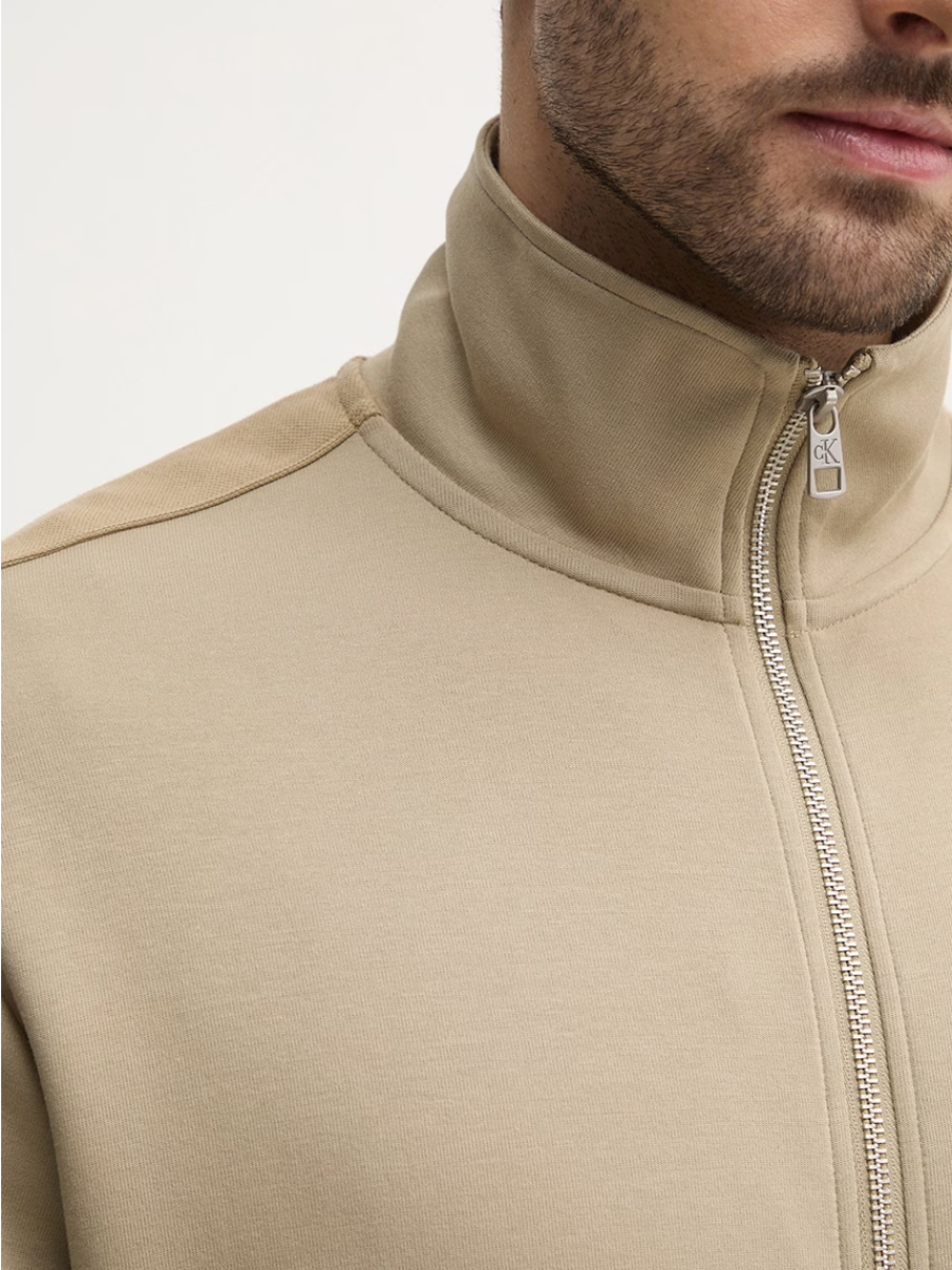 detail Calvin Klein pánska béžová mikina