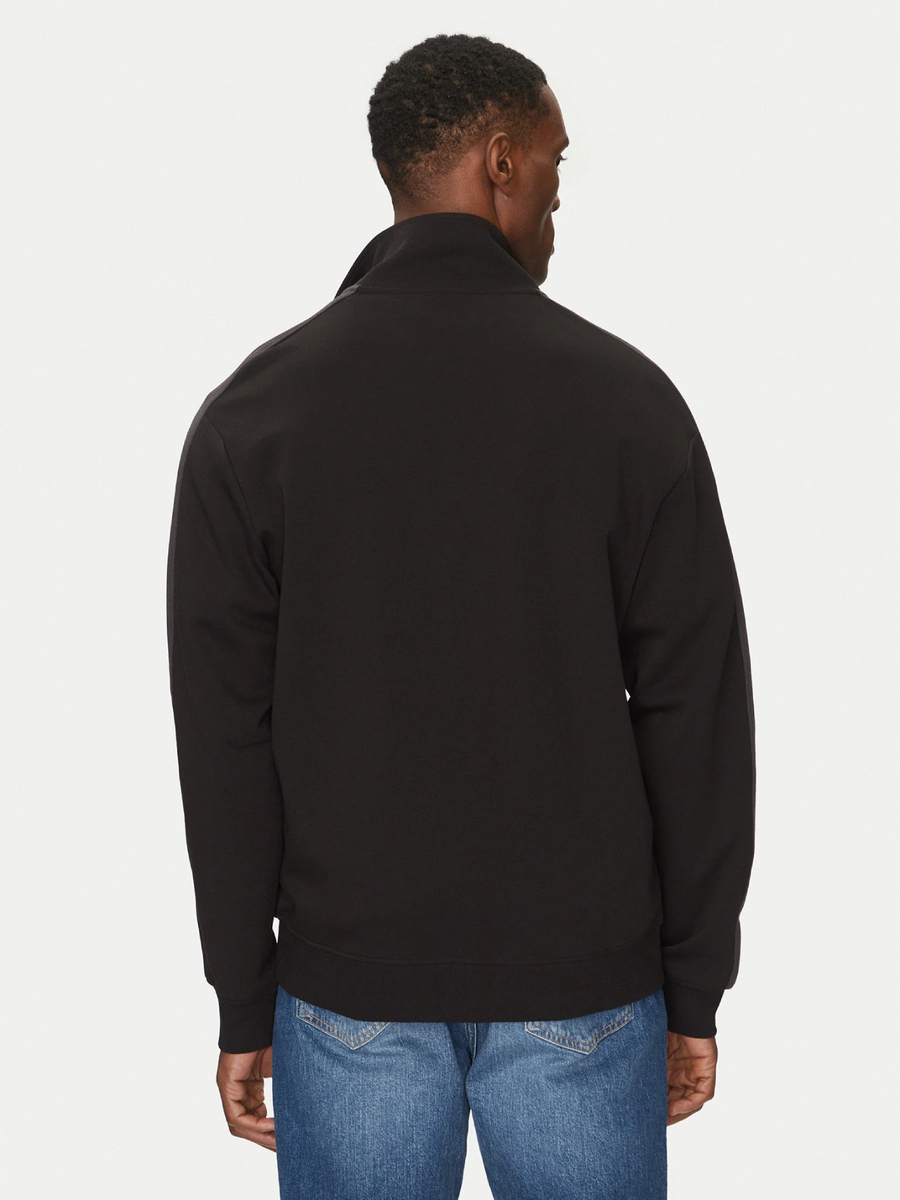 detail Calvin Klein pánska čierna mikina
